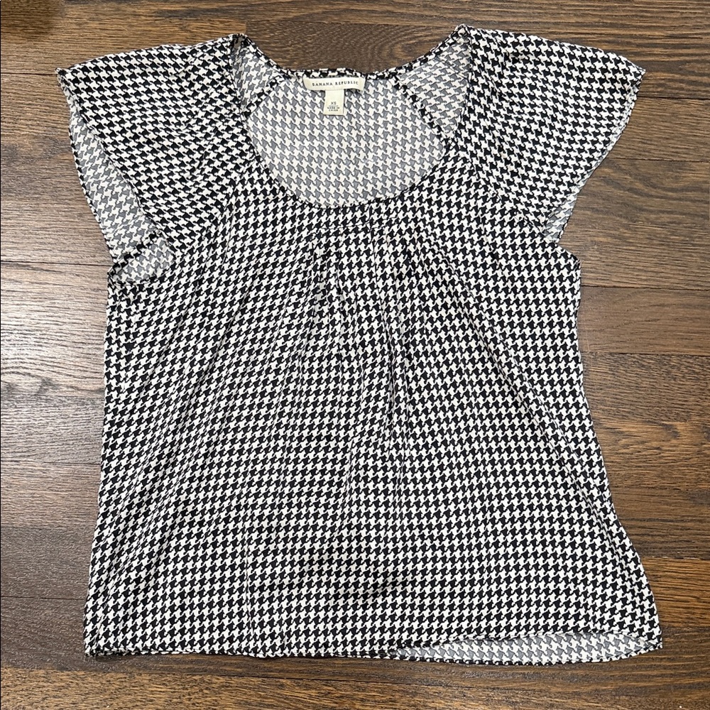 Banana Republic Black and White Houndstooth Blouse